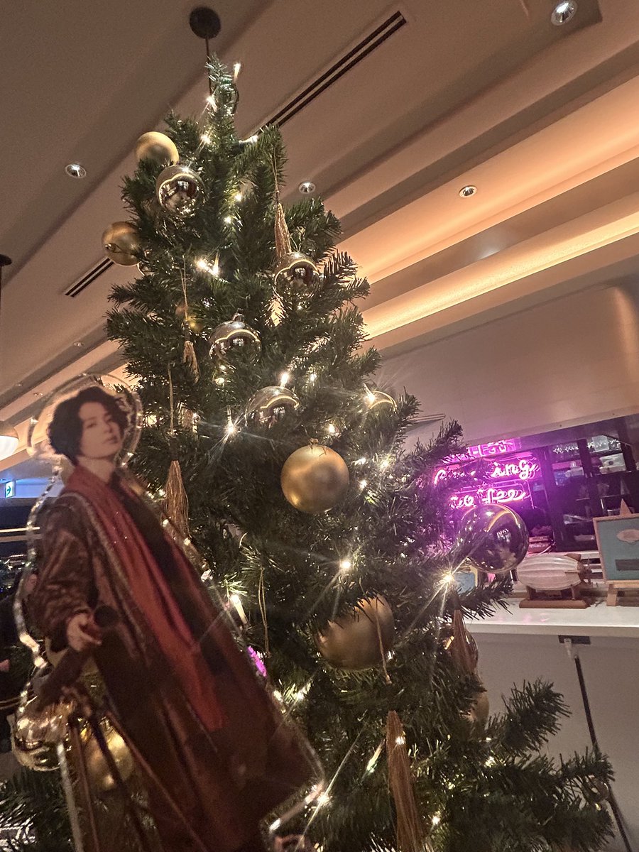 クリスマスな店内とステとサプライズのスローガンを。 小さな