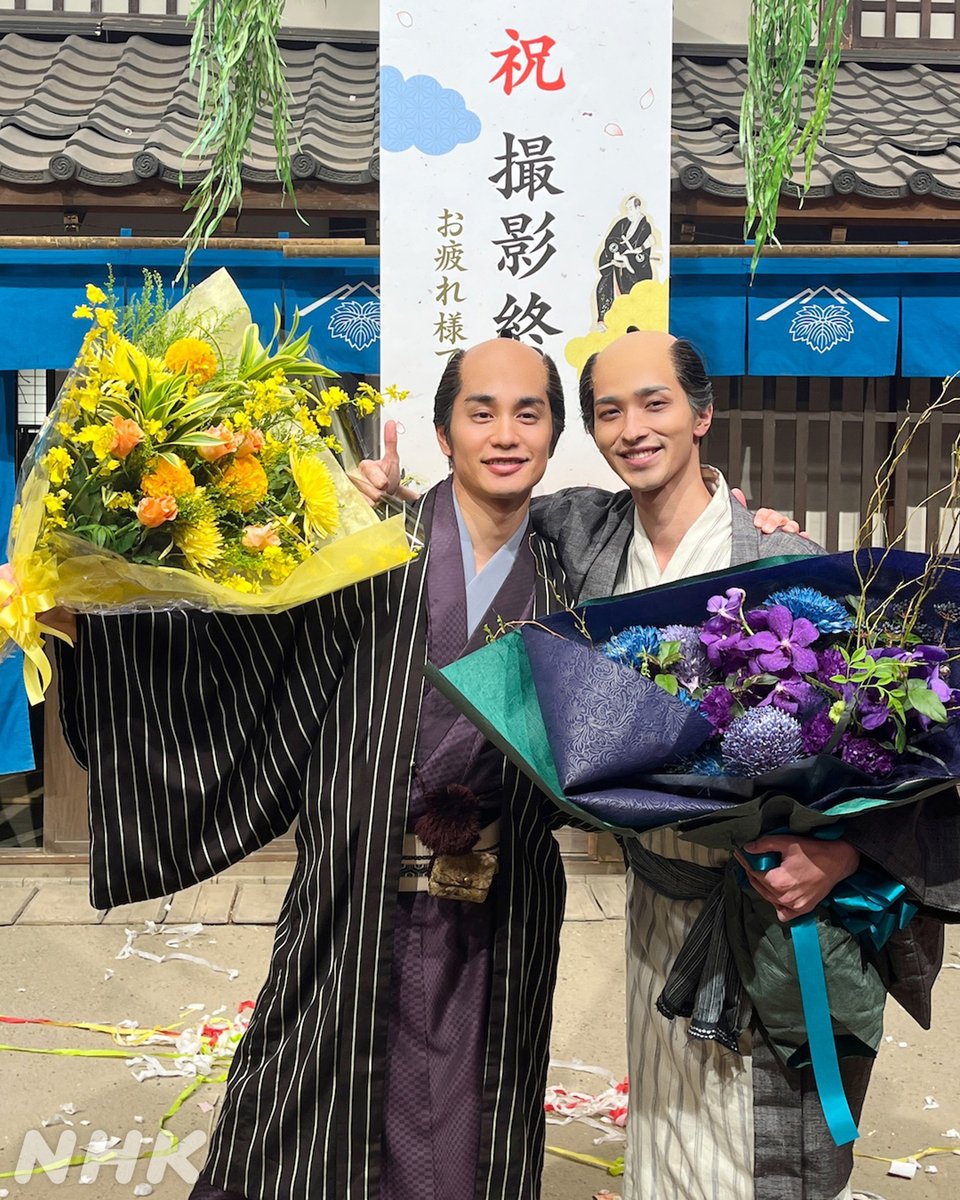 【#大河べらぼう クランクアップ集】
蔦重＆次郎兵衛 義兄弟の絆💐
最後のシーン、台本には｢次郎兵衛、涙ながらに蔦重の髷を撫でる｣と書いてありました😭

最終回はNHK ONEで配信中👇
web.nhk/tv/an/berabou/…

#中村蒼 #横浜流星