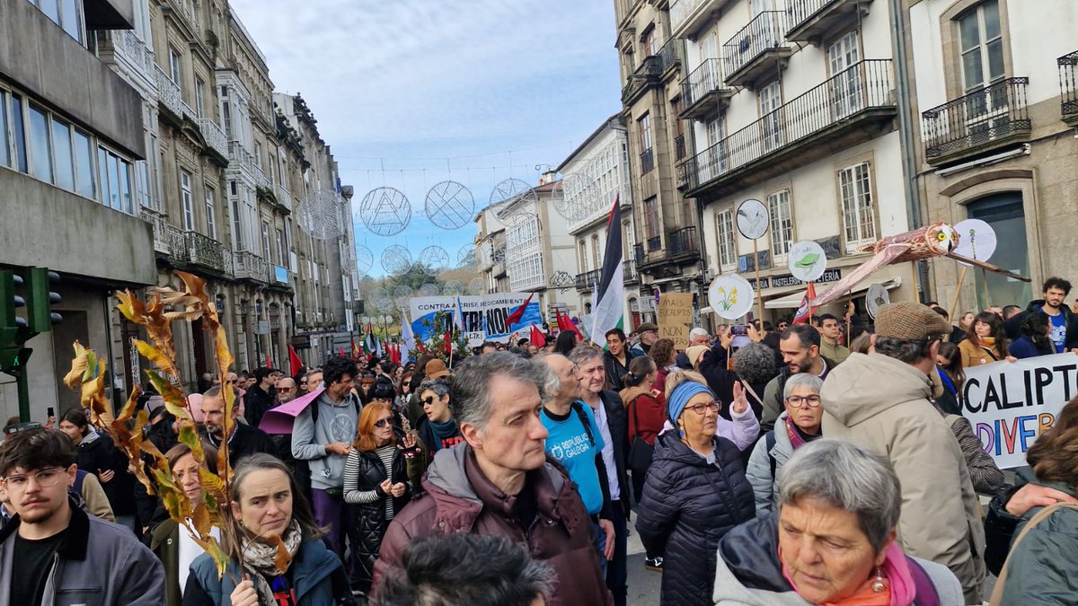 Outra vez, hoxe dende as rúas de Compostela, estamos a manifestarnos contra o proxecto contaminante de Altri. Non permitiremos que a costa do beneficio dos amigos do PP se destrúa o noso medioambiente e o desenrolo do noso territorio.

#AltriNON