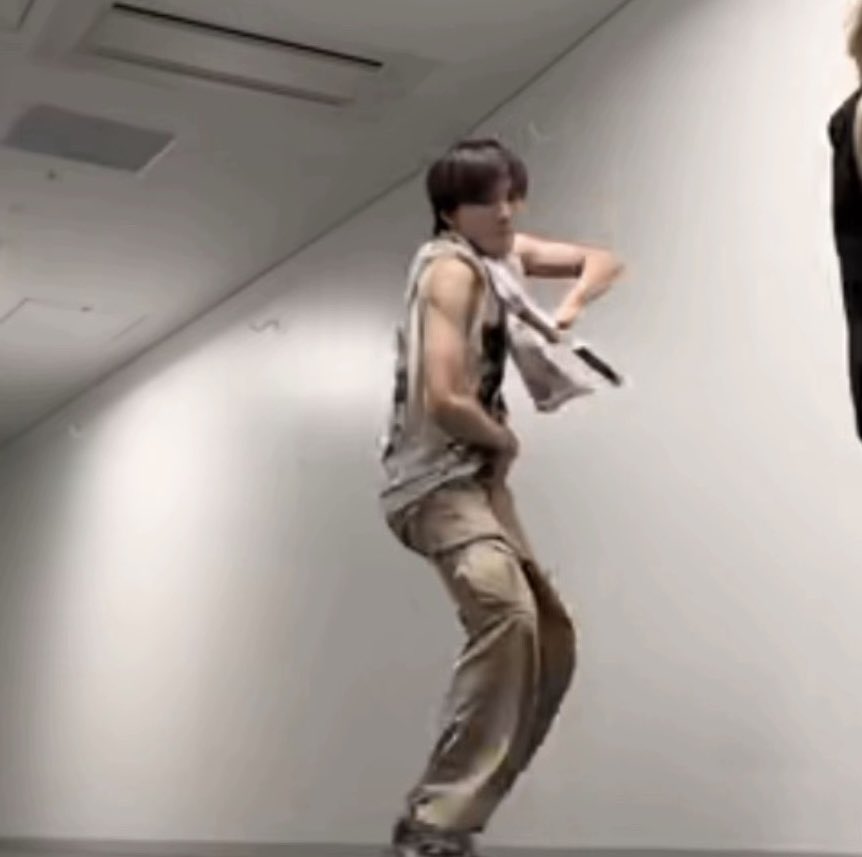 HYBE, CLOSE THE GYM NOW....WOONHAK…😭