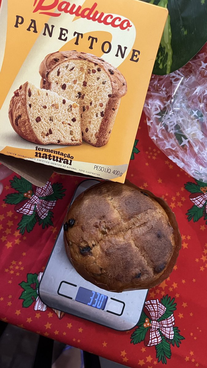 lucelena__'s tweet photo. @Bauducco como pode, em pleno 2025, vcs com essa propaganda enganosa??
Quase 100g a menos de produto do que o informado na embalagem, o panetone tão pequeno que me assustou e fui pesar pra ver… 🤡🤡🤡 https://t.co/KrEndbVCog