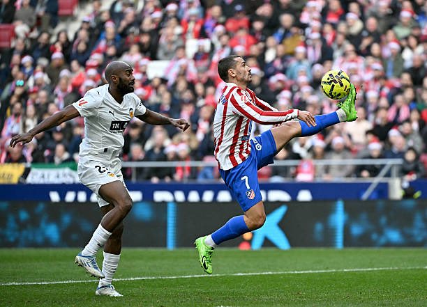 rubennatm's tweet photo. Con Griezmann me pasa algo, le veo el otro día en Eindhoven y digo ya no le da para el Atleti y llega a los 3 días y te gana el partido con un gol controlando así. 

Es raro de explicar. https://t.co/ClnCYRX8l3