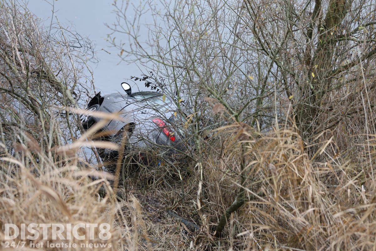 Auto te water bij afrit A4 Schipluiden