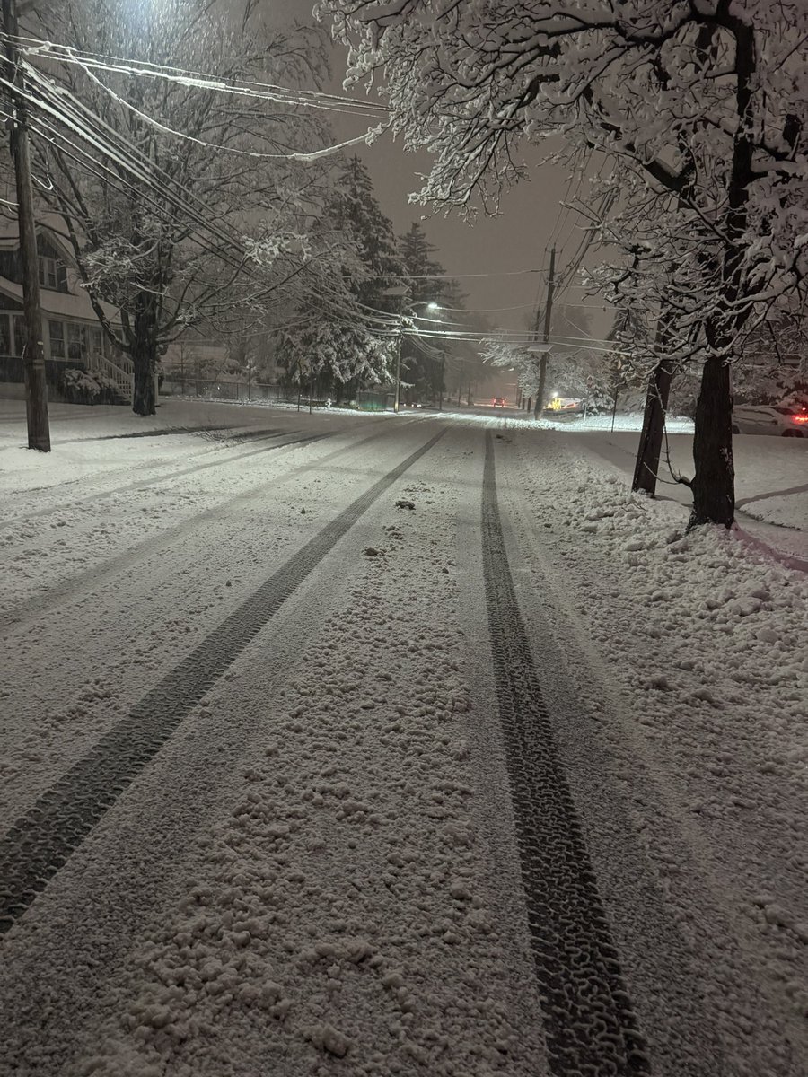 KeithPerry300's tweet photo. @BradyBGWX Woodbury NJ 08096 

3.8  inches as of 530am still coming down at a good clip. Ratios are 10:1 heavy wet snow. Temps never crashed down as forecasted https://t.co/ZJdujRb5ae