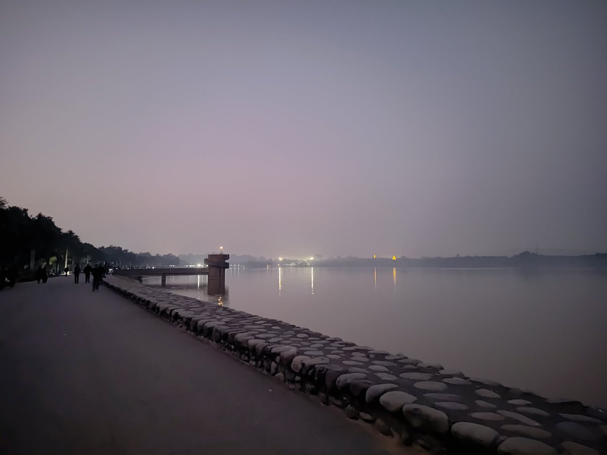 Shaant paani, halki roshni aur sukoon bhari raat, Sukhna Lake 🌙

#SukhnaLake #ChandigarhNights
#NightVibes #Chandigarh #LakeView