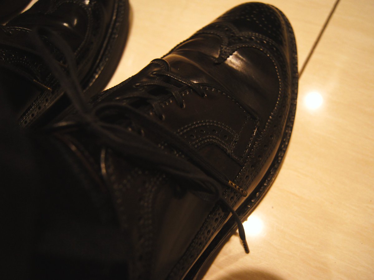 ryo_17style's tweet image. Allen Edmonds
MacNeil 9177 - Cordovan Last.97 #ryo17靴020

重厚な縁が歩みに影を落とし、
革の深みは時を閉じ込める
自由の国で生まれたのに、締め付けは税関並みです
#ryo17服025