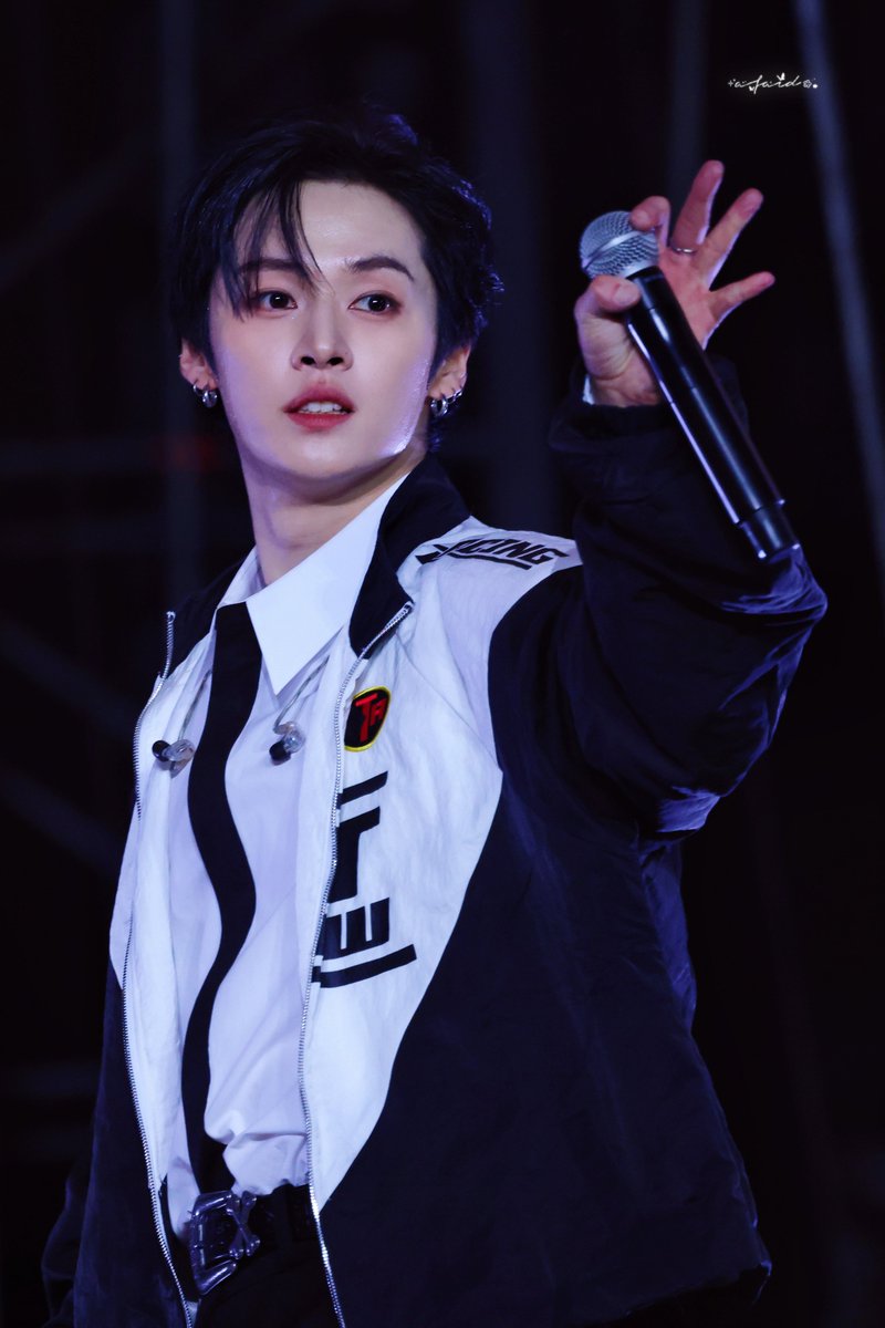 dear stylists

pls do his hair like this more often 🤩

thanks