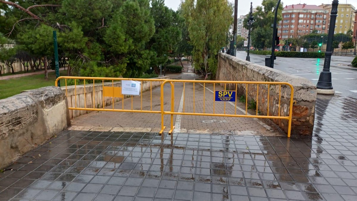ESdiarioCV's tweet photo. 🌧️ Cerrados los accesos al viejo cauce del Turia por el temporal
El Ayuntamiento de Valencia ha cerrado 🚧 los accesos al viejo cauce del Turia como medida preventiva ante el temporal de lluvia y viento, activando los protocolos de seguridad.
#Valencia #Temporal #Turia https://t.co/3ZaMQbq2cn