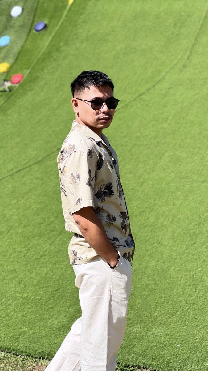 When life gives you sunshine, strike a pose 🌞📸

Thanks sa tripod 😅