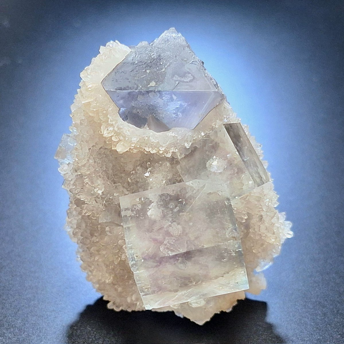 中国浙江省産のフローライト 透明感のある淡いグリーンの立方体と