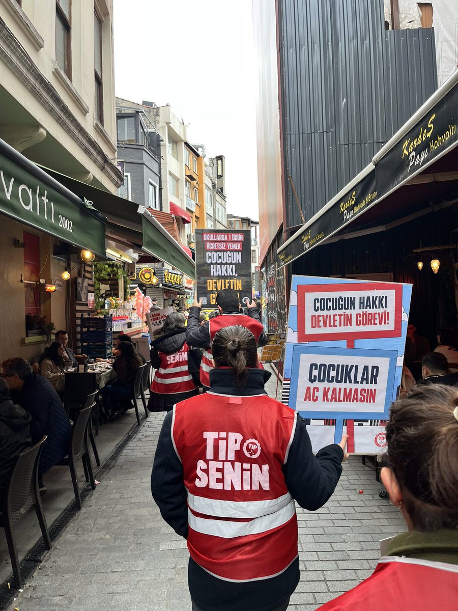 tipbesiktas's tweet photo. Beşiktaş’ta “Çocuklar için 1 öğün ücretsiz yemek devletin görevi” dedik, Beşiktaş halkı çağrımıza katıldı, imzalarını attı.

Çocukların okullarda açlıktan ders dinleyemediği bir ülkede MEB ne iş yapar, devlet ne işe yarar? https://t.co/yAi7G7njA1
