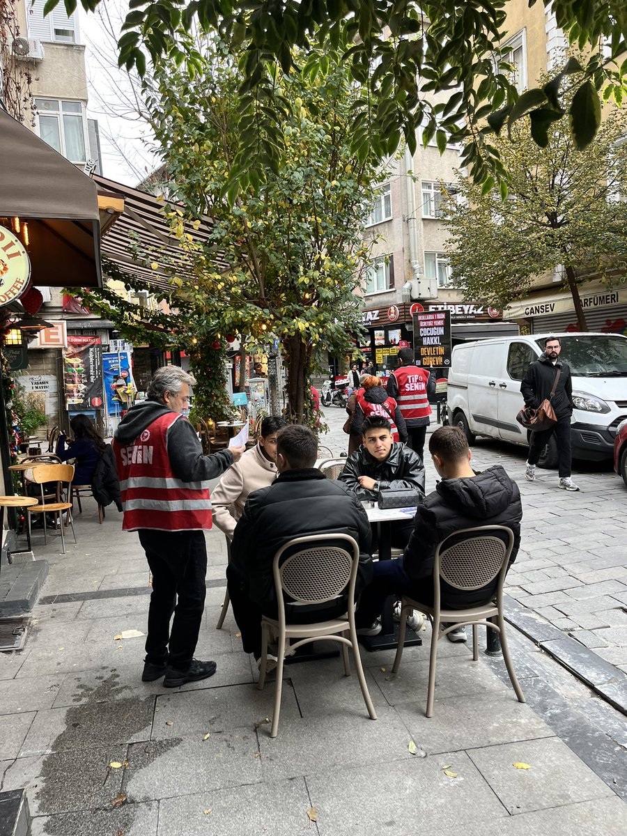 tipbesiktas's tweet photo. Beşiktaş’ta “Çocuklar için 1 öğün ücretsiz yemek devletin görevi” dedik, Beşiktaş halkı çağrımıza katıldı, imzalarını attı.

Çocukların okullarda açlıktan ders dinleyemediği bir ülkede MEB ne iş yapar, devlet ne işe yarar? https://t.co/yAi7G7njA1
