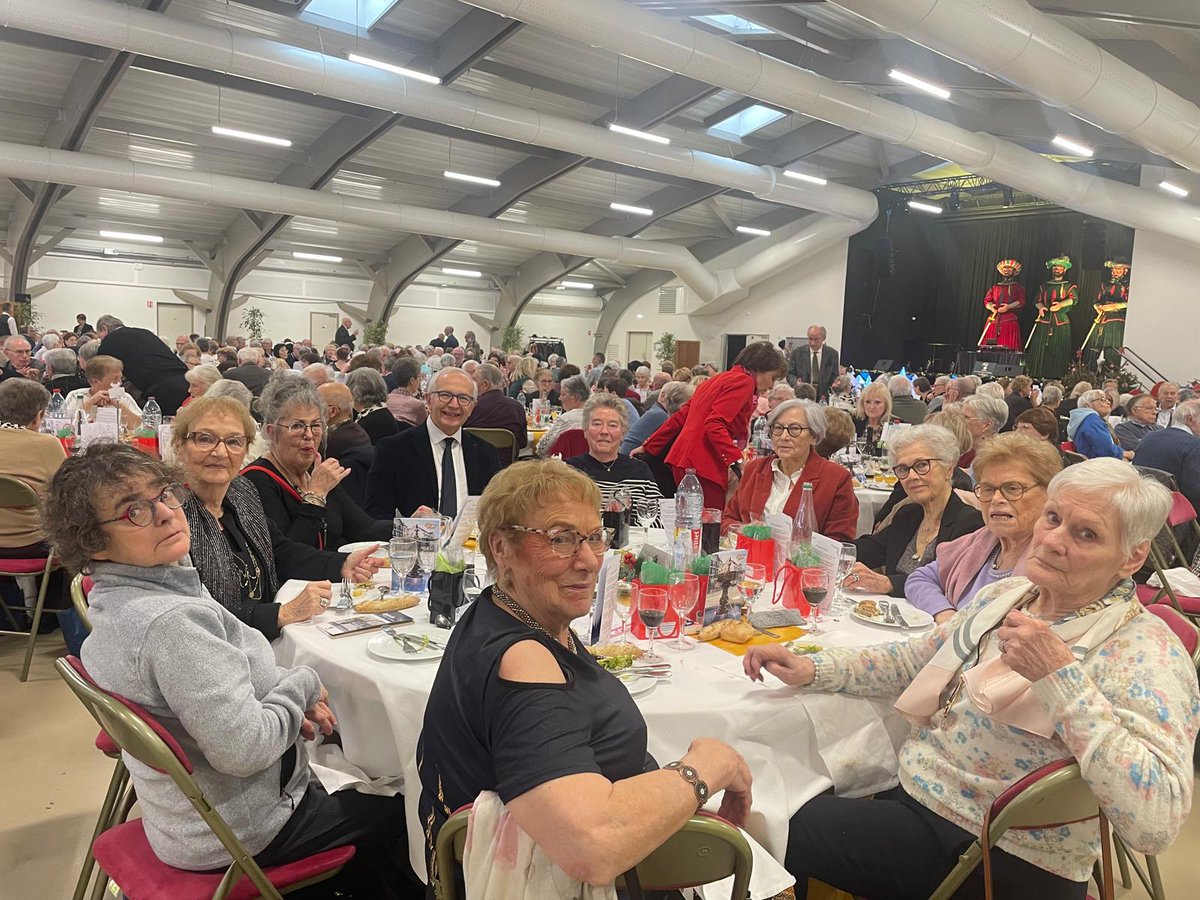 edevalroger's tweet image. Repas des anciens à #Compiègne : 560 participants vendredi, 540 samedi. Un beau moment de convivialité. J’ai eu le plaisir de déjeuner avec neuf dames à ma table — merci à elles pour cet excellent moment.
