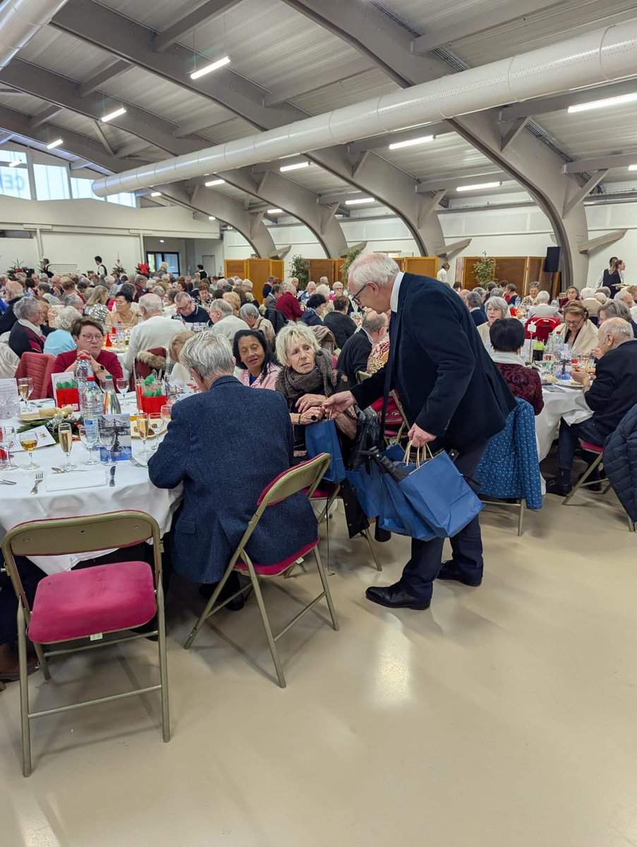 edevalroger's tweet image. Repas des anciens à #Compiègne : 560 participants vendredi, 540 samedi. Un beau moment de convivialité. J’ai eu le plaisir de déjeuner avec neuf dames à ma table — merci à elles pour cet excellent moment.