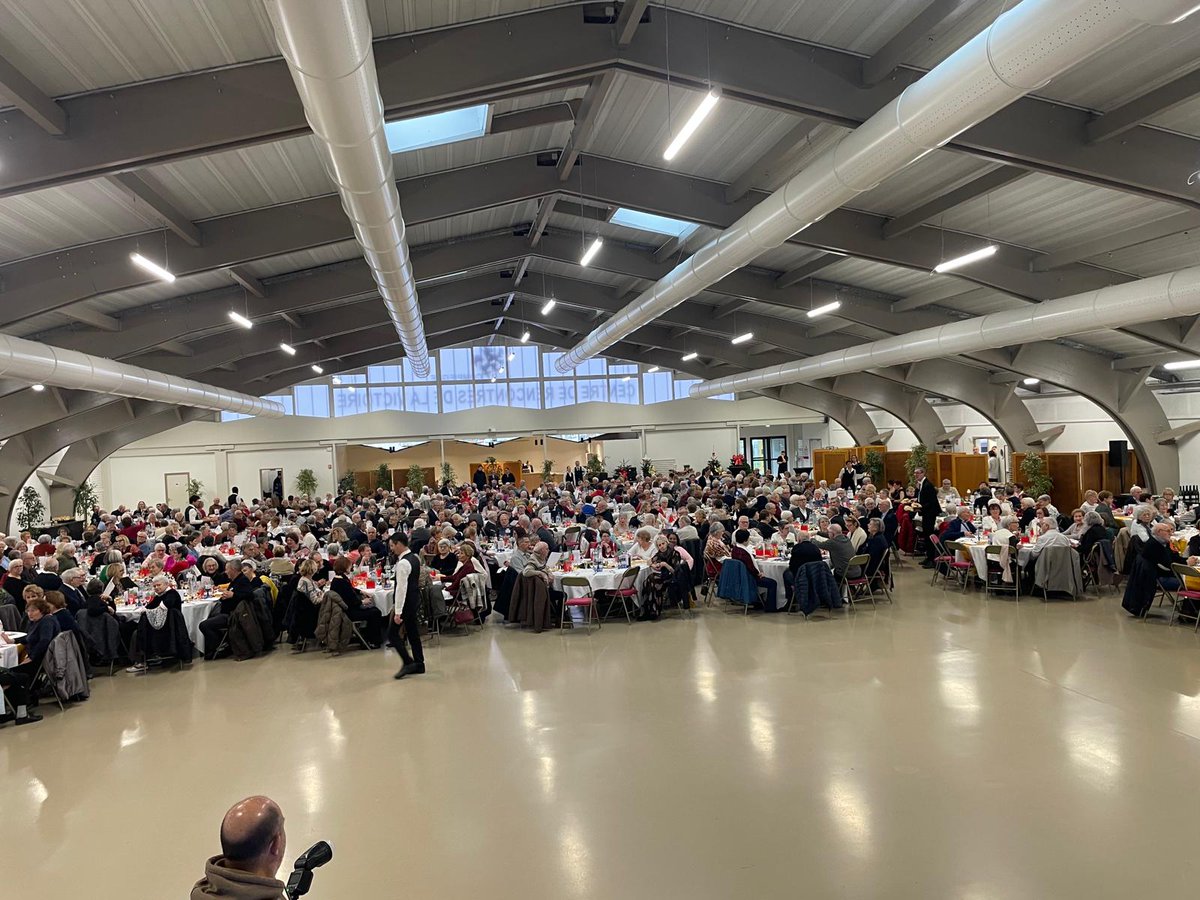 edevalroger's tweet image. Repas des anciens à #Compiègne : 560 participants vendredi, 540 samedi. Un beau moment de convivialité. J’ai eu le plaisir de déjeuner avec neuf dames à ma table — merci à elles pour cet excellent moment.