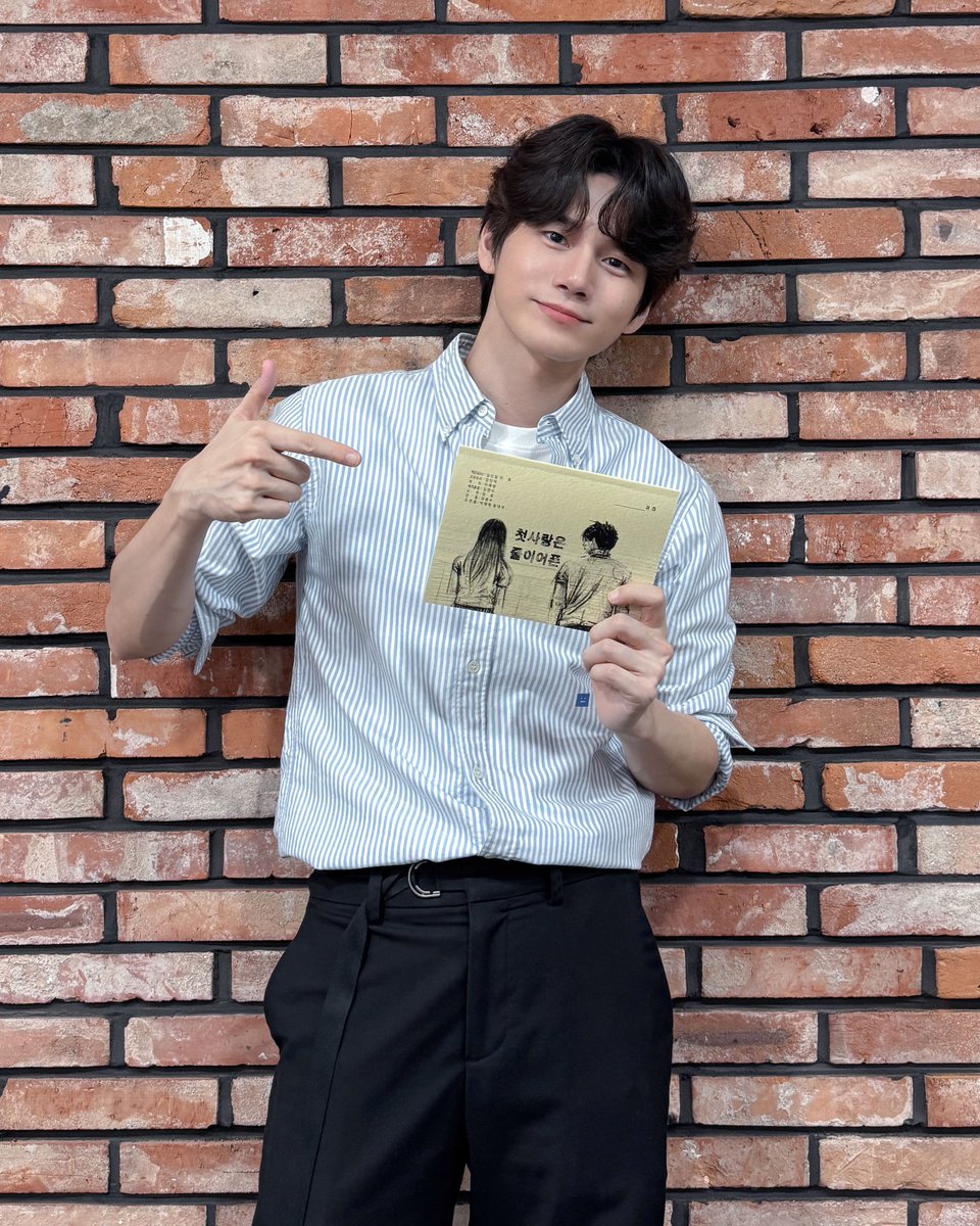 [📺] 잠시 후 오후 10시 50분⏰
옹성우가 출연하는 KBS2 단막극 ‘러브 : 트랙 - 첫사랑은 줄이어폰’이 방송됩니다🩵

#옹성우 #ONGSEONGWU #러브트랙 #LoveTrack #첫사랑은줄이어폰