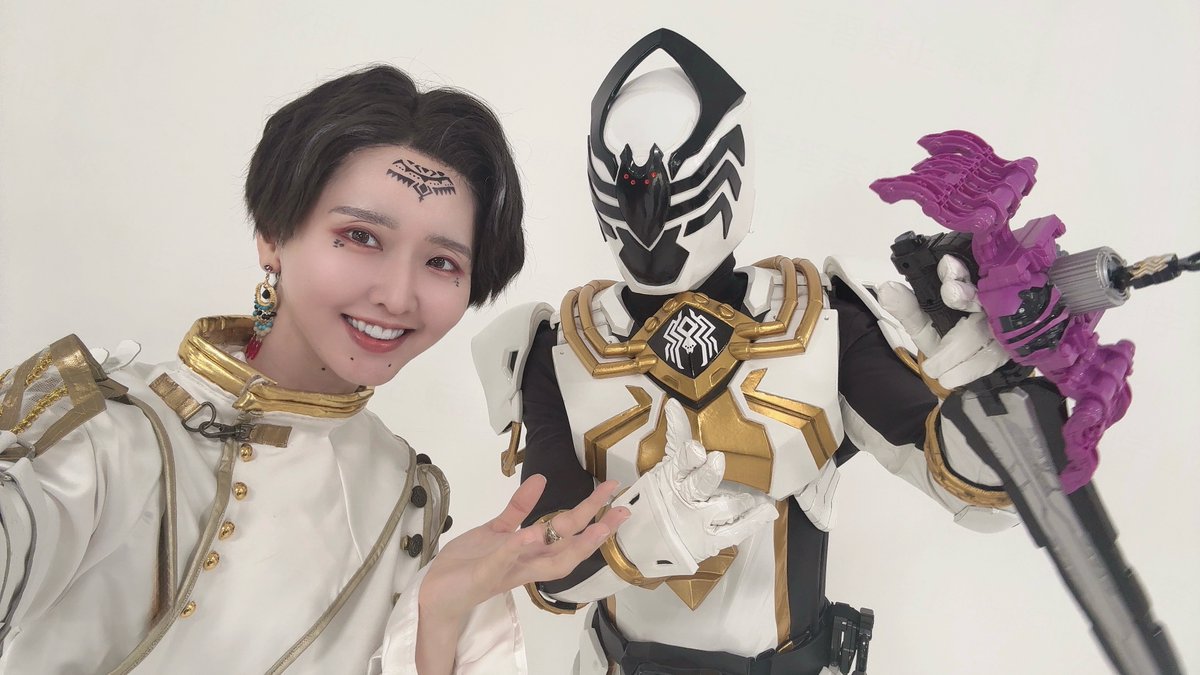 【cosplay⚠️】 #20251213王様大集合
変身前👑🕷で参加させていただきました！レイヤーさん達は勿論、スタッフさんも皆さんその道のプロでは…？？という感じで、めちゃくちゃ愛と気合いの入った素敵な併せでした！参加できて本当に光栄でした✨
変身後のこばさんと！爆イケ🕷🕸感謝です🙏🏻✨