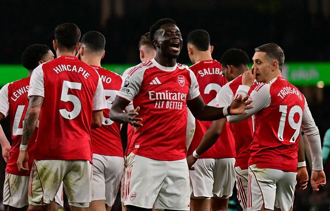 آرسنال يحافظ على سجله الخالي من الهزائم على ملعب الإمارات هذا الموسم ، بعد 12 مباراة (11 فوزًا وتعادل وحيد)، وسجل 31 هدفًا مقابل 4 أهداف فقط في مرماه، ليؤكد قوة الفريق ودعمه الجماهيري، وفوزه الأخير على وولفرهامبتون 2-1 