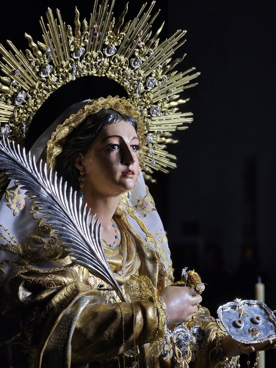 Da por finalizado el besamanos de nuestra amantísima titular, Santa Lucía. 
Gracias a cada uno de los devotos que han acudido a Santa Catalina a poder rezarle a nuestra titular, y tener un momento de oración ante la Santa.

#santalucía2025