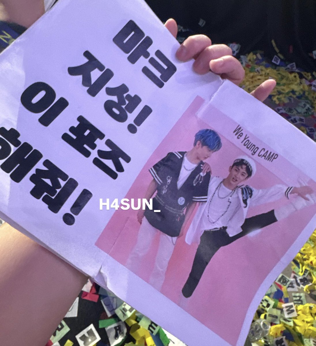 H4SUN_'s tweet photo. 251214 TDS4 in KUALA LUMPUR

i showed jisung my banner but he went “WHAT😟” HAHAHAH he was so confused then he asked me to show mark (??)
then when mark and jaemin saw my banner mark said “i can’t do that now”😭😭 then jaemin tried to do it HELP

#TDS4inKUALALUMPUR #TDS4inKL https://t.co/4b5QKDZuyt