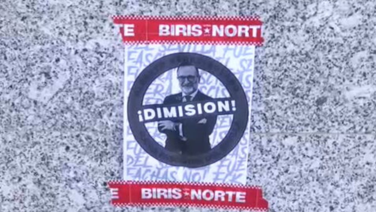 🔴 Los Biris empapelan Nervión con mensajes contra Alberto Pérez Solano. "Fuera fascistas del Sevilla FC. Dimisión". El abogado -acusado de simpatizar con el Betis- participó hace un mes en un acto homenaje a Primo de Rivera eldesmarque.com/futbol/liga-1a… <a href="/eldesmarque_sfc/">ElDesmarque Sevilla FC</a>