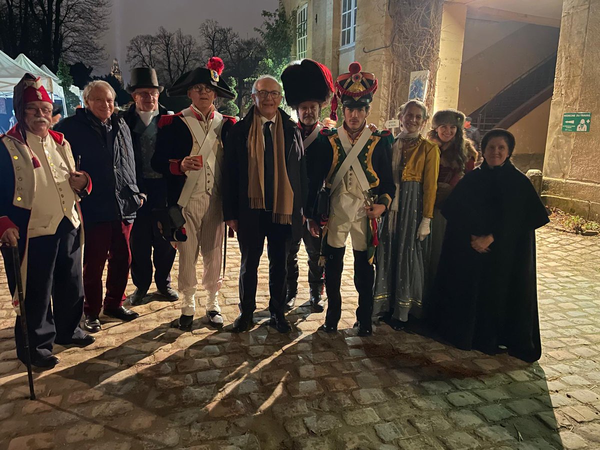 edevalroger's tweet image. Avec nos amis de l’association napoléonienne, à l’occasion de la fête de fin d’année organisée par les associations des Veneurs et des Avenues. Un beau moment de partage, fidèle à l’esprit associatif et à la convivialité de nos quartiers.
