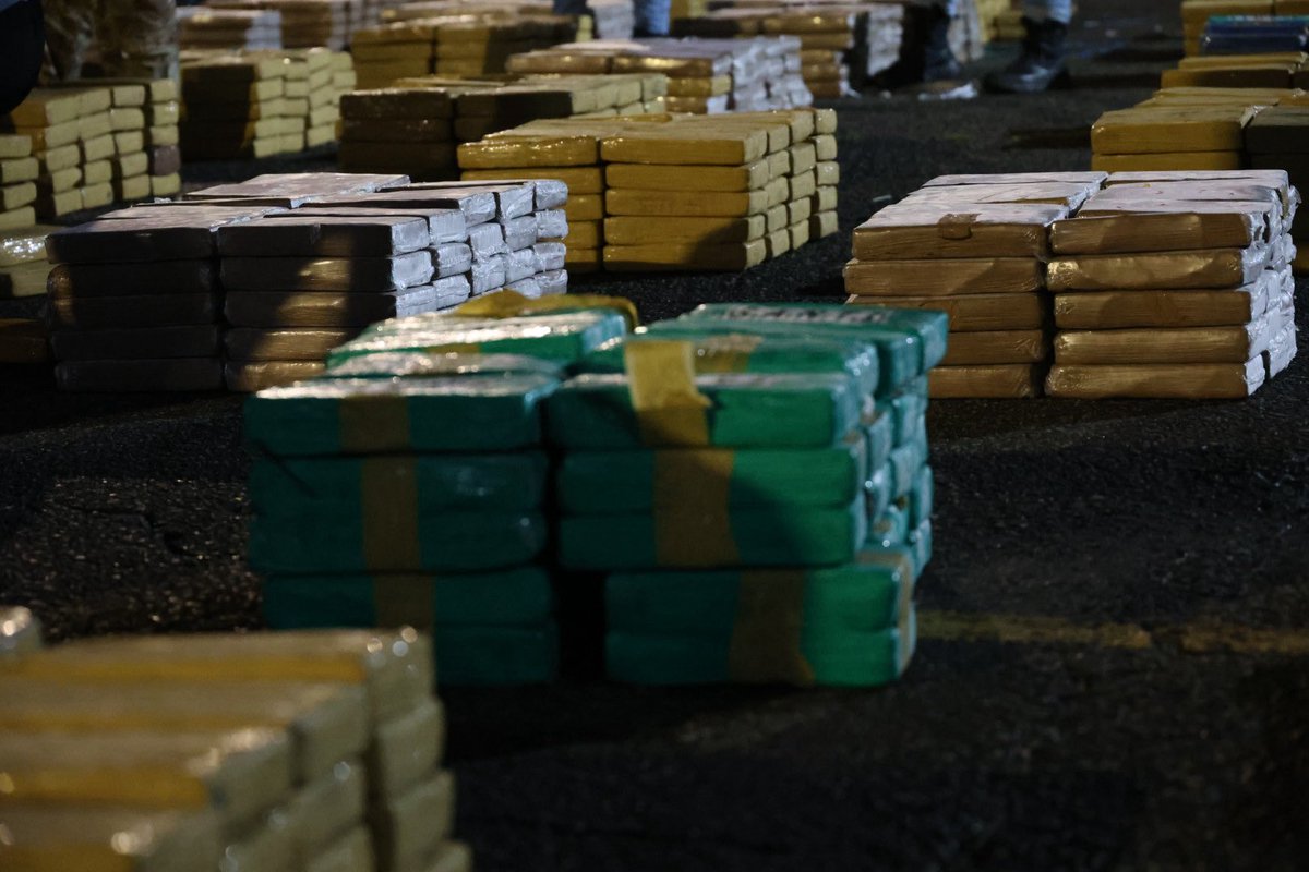 🚨 CONTUNDENTE GOLPE AL NARCOTRÁFICO 🚨

Se confirma el decomiso de 3,205 paquetes de presunta sustancia ilícita, ocultos en un contenedor en tránsito por Panamá, en una terminal portuaria del Caribe, provincia de Colón.

#PlanFirmeza
<a href="/PGN_PANAMA/">Procuraduría General de la Nación</a> 

#LuchandoContraElNarcotráfico