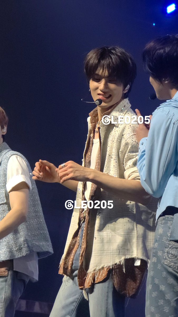 LE0205's tweet image. #TDSinKL First time getting qn 9 and barricade. AND JISUNG WAS SO GORGEOUS OMGGGGGGG