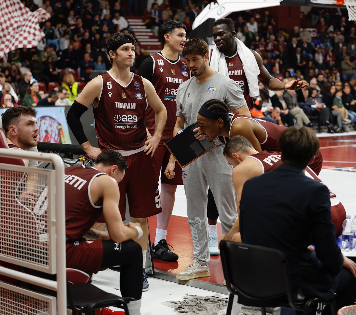 In questa foto ci sono i giocatori di Trapani che poco fa hanno battuto Udine 91-73.
Nella foto non c'è l'allenatore.
Non c'è neanche il vice-allenatore.
Non ci sono nemmeno gli assistenti.
Quelli senza canotta sono il fisioterapista e il team manager.
Piegato in avanti, sulla