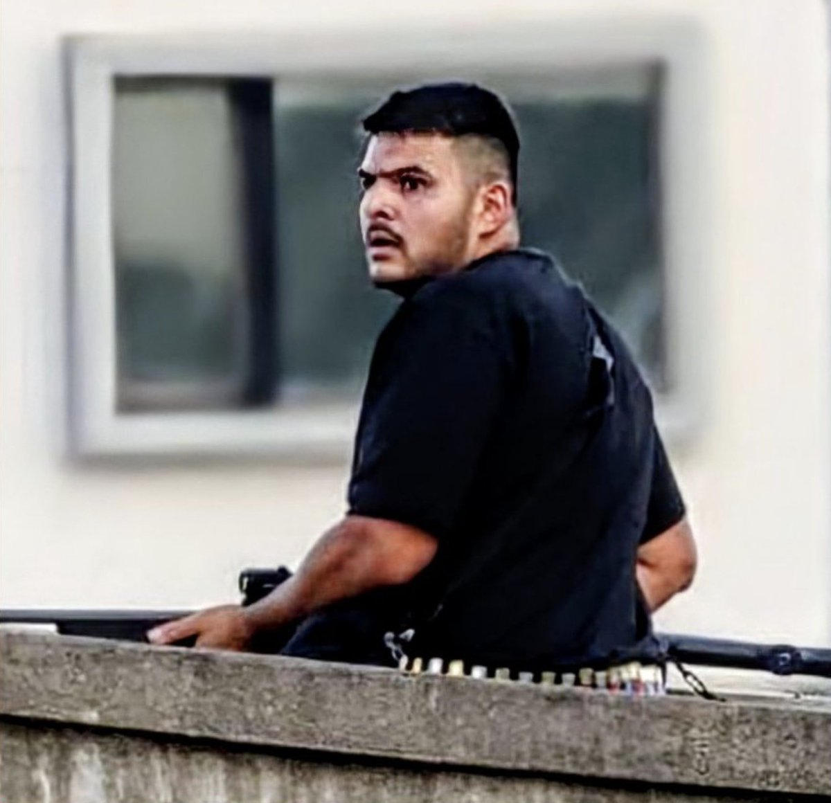 sandruisseau's tweet image. Sauras-tu deviner laquelle de ces deux personnes a été bannie d'Australie ?