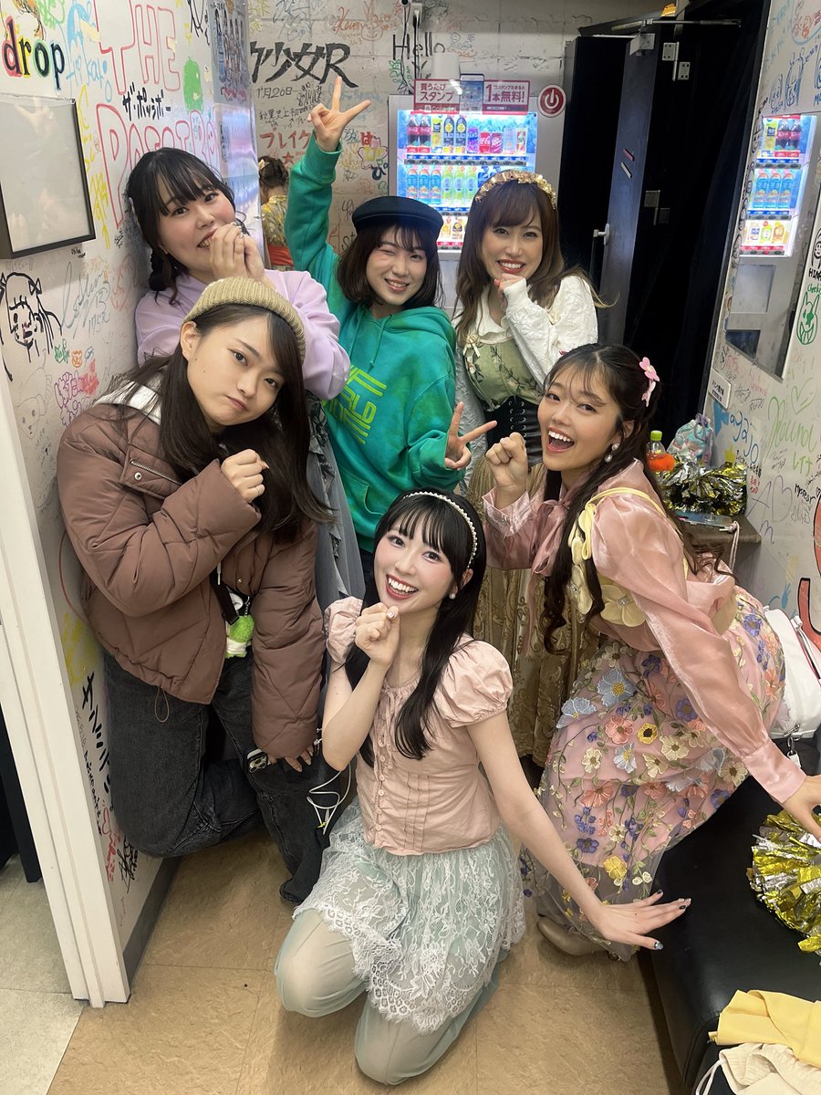 12/11この日はなんと2ndでシンガーさんがみんなアキバに揃うという奇跡の日でした✨リハの時を思い出してなんだかあったかい気持ち🥺そしてせっかくなので囲んでもらった😙💞
いよいよラスト2週になって実感はまだないですがどうか残りもみんなで楽しく公演できたらいいなっ🎄
#Popnjam_now #PVW_now