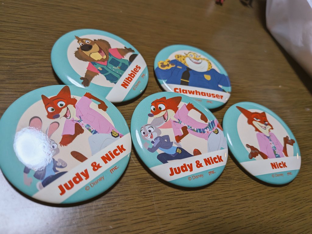 希少 ニック 缶バッジ 100mm ズートピア スタンド付き シークレット