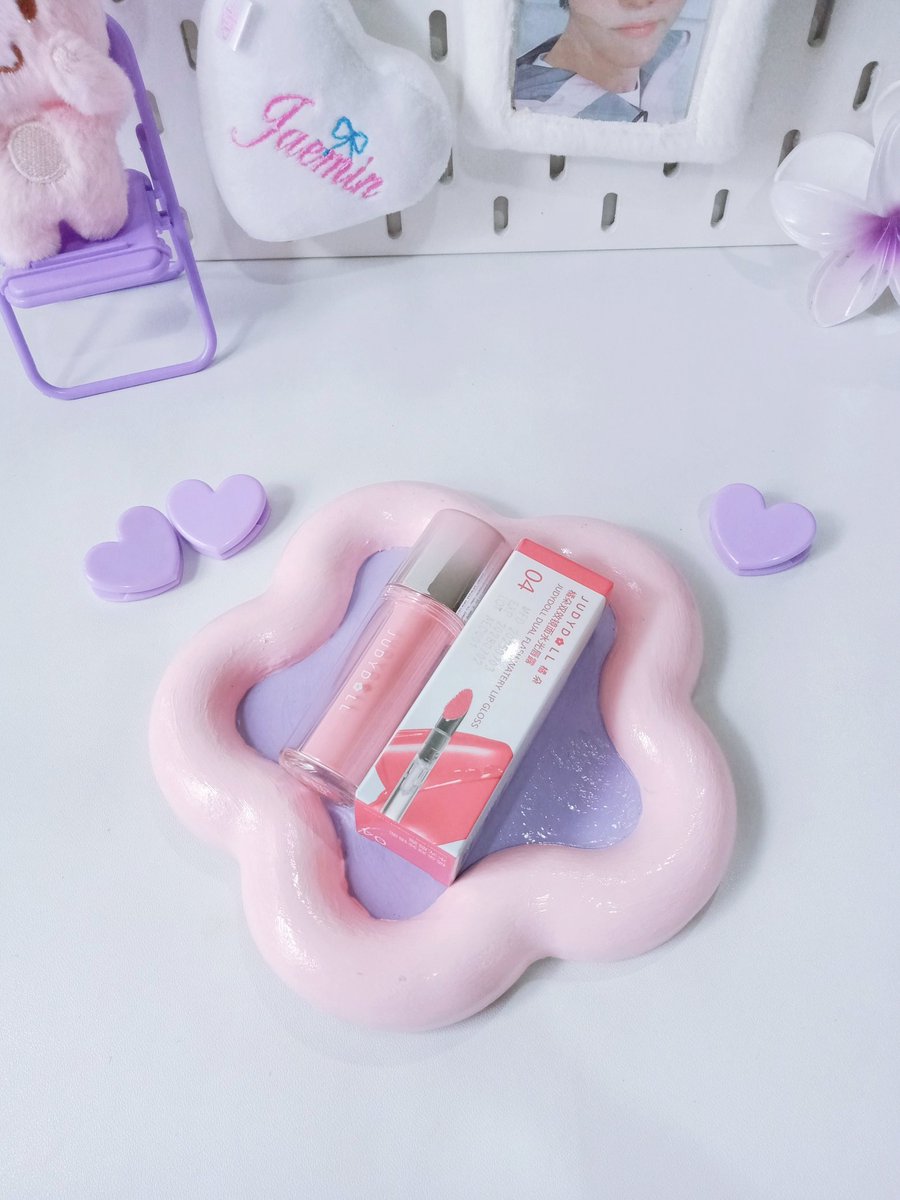 chuimud's tweet photo. 🌸Judydoll Dual Flash Watery Lip Gloss🌸

Tinted Lip Gloss ada 2 in 1 aplikator cushion iron, soft cushion brush &amp; iconic iron brush😍

warnanya cakep banget ini 04 extra pink bikin glossy 😍
12H Waterproof &amp; Longlasting Stain ✨

🛍️ https://t.co/tMljSi9Thg https://t.co/5Xoc0GCFuc