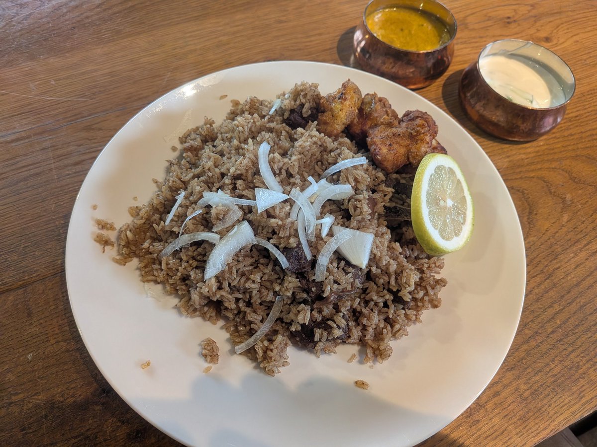 上野 ROUTE CURRY、マトンディンディカルビリヤニ。骨付き肉をサーブしてくれた。とてもうまい。年明けはバスマティのビリヤニに変わるそう。
来週の鹿ビリヤニは金曜休みで土日のみだそうので予定している人はご注意ください。