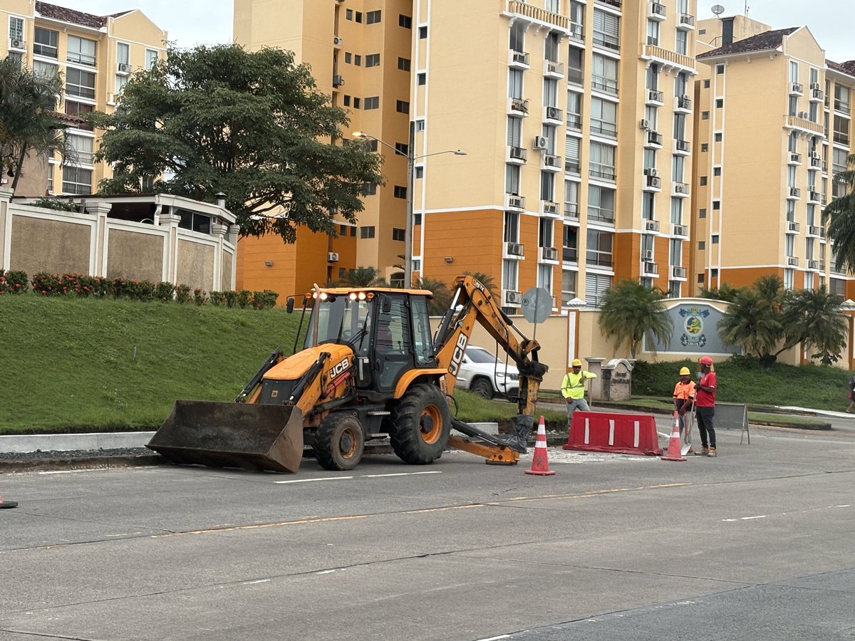 asolisg's tweet photo. @Panamaalcaldia @Mayer yo sé que uds son tipos sensatos y no van a dar este permiso que nadie muestra pero tienen. Sino tienen los deben multar Constructora Rodsa en Condado del Rey https://t.co/yML5wk3IKC