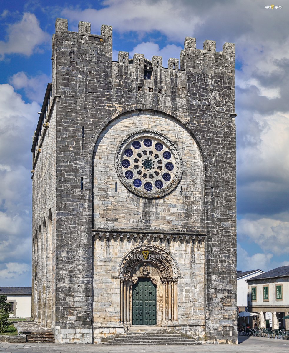 Hoy os presento una magnífica iglesia-fortaleza construida entre los S. XII y XIII. Se trata de la iglesia de San Xoán de Portomarín, una joya del arte románico en la provincia de Lugo (Galicia)
#FelizDomingo #photography