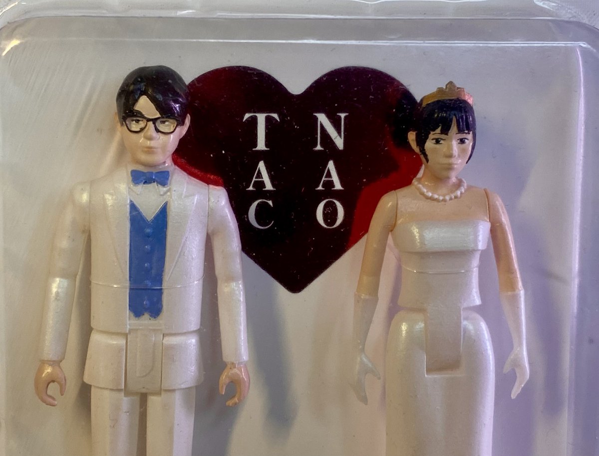 nom_0127's tweet photo. そしてまさかまさかの⋯‼️
ウェディングバージョン⋯‼️🤵👰✨
パッケージが箔押しだったり裏面まで凝っていて本当に感動すぎます⋯😭✨
しかも髪もお団子でTN版と違うし、メイクもちゃんと濃いめで可愛くて、ネックレスに光沢感のあるドレスとタキシードで素敵すぎます⋯🥰💕
幸せ限界突破過ぎます⋯😍 https://t.co/7gkmGC0TZ5