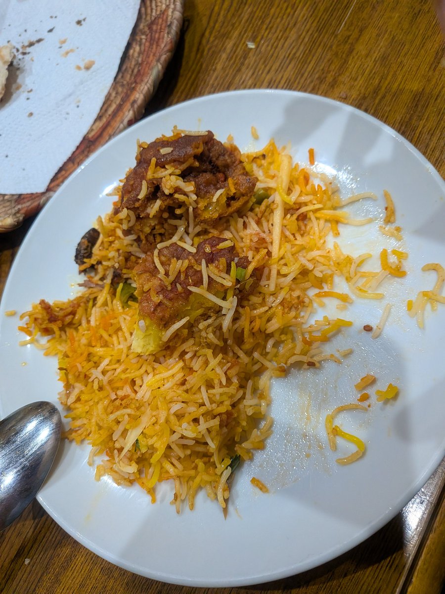 野田市 HANDI、トマトゴーシュトとフィッシュビリヤニ。次男が前回頼んでいたく気に入って今回もバトゥーラ。油脂は美味いよね。サニーさん暫く見かけないなとお店の人に聞いたら帰省中で年明け前くらいに戻ってくる予定とのこと。