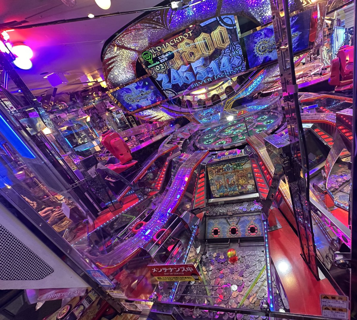 ラウンドワンアリオ柏店

ショッピングモールに増設された感じのスポッチャまである広い店舗

古い仕様のグラクロが特徴
機種が豊富なのはもちろん、桃鉄ワールド2台入れてるから売上は良さそう