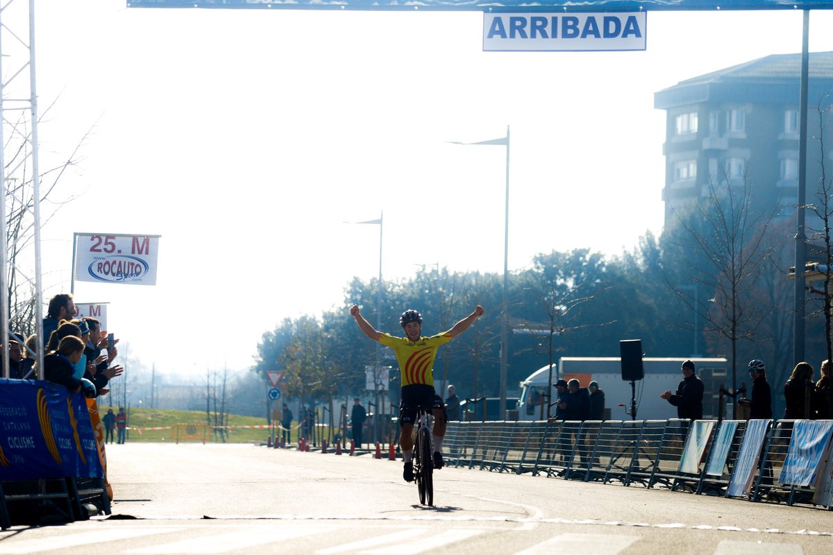 ciclismecat's tweet photo. Espectacular carrera elit/sub23 que tanca el Campionat de Catalunya de CX!

🏆 El sub 23 Aleix Casanovas es proclama campió de Catalunya absolut després d’un apassionant frec a frec amb Marc Romero, nou campió elit. https://t.co/G010enIodO