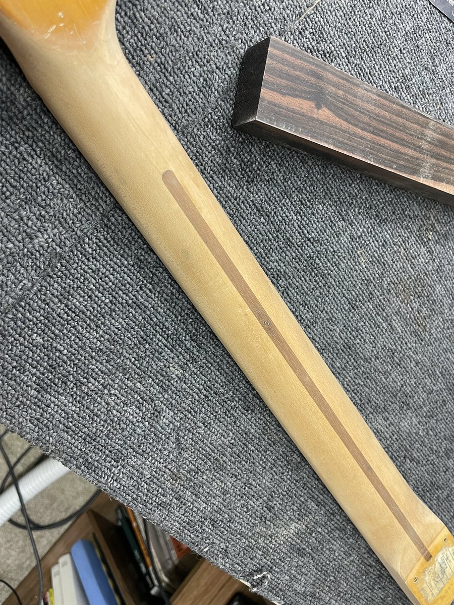 samurai_tomo's tweet photo. 【本日のリペア②】
#fender #telecaster #リフレット　#リフィニッシュ

70年代のメイプルネックのテレのリフレットとリフィニッシュ。
見ての通り、相当塗装が変質してます。
ヘッド以外は塗装を剥いで、指板はフレット抜いてから指板調整。
どう塗装していくか、考えてからの作業になります。 https://t.co/0ITKrB4KQx