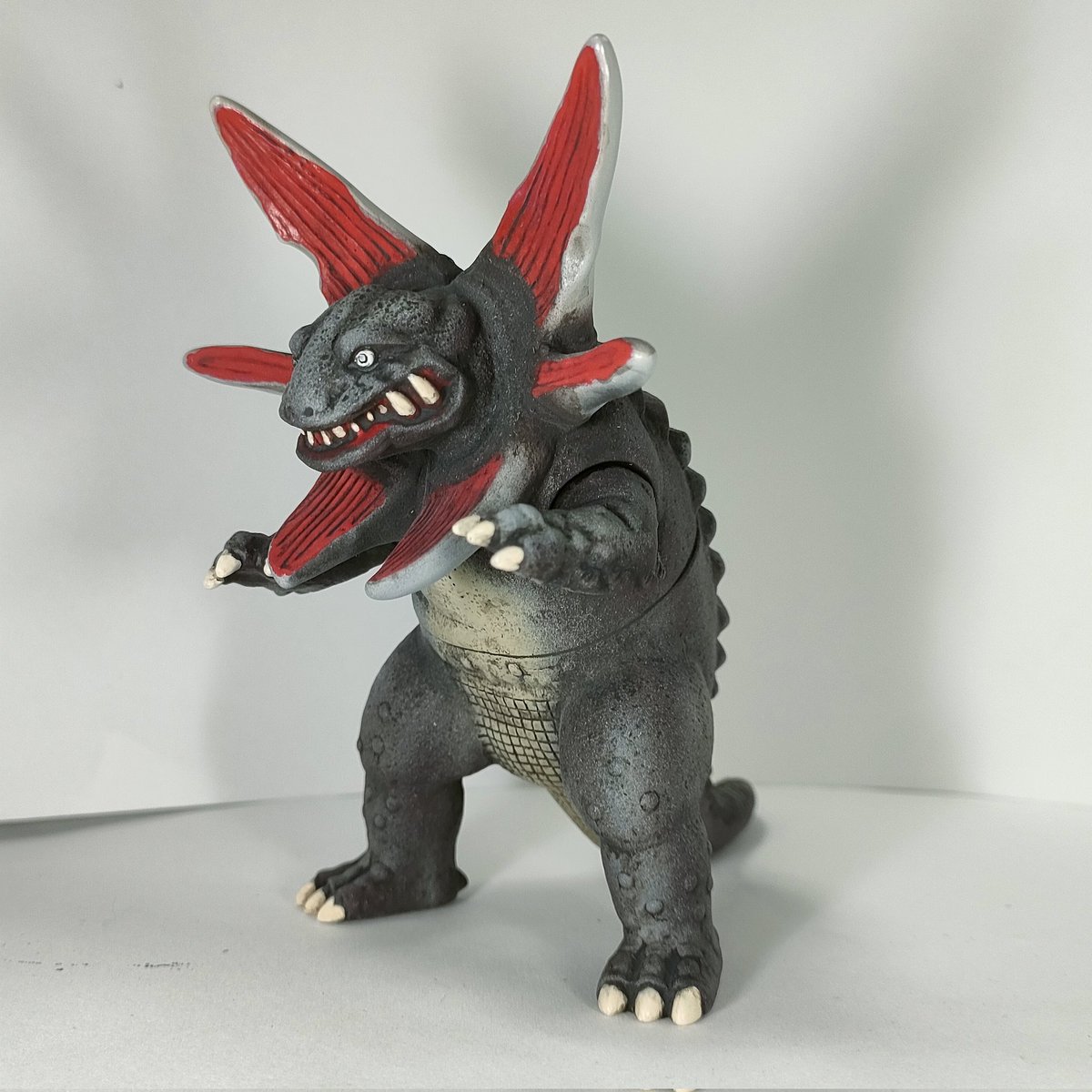 ウルトラ怪獣シリーズ242より ウラン怪獣ガボラのソフビをリペイント 