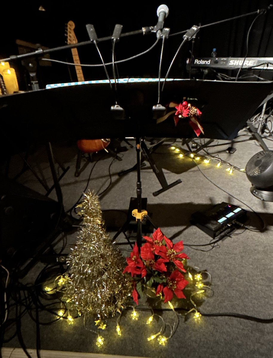 miki05301103's tweet photo. 夢のような夜に…なったで😎🎸🌲🎶💖🌟🎅
色々お世話になりました!
ありがとね〜お疲れ様やで😘
#大澤誉志幸
#サスライツアー2025
#ChristmasTour
#Cocono
#大阪九条 https://t.co/wr2pe9IrNk