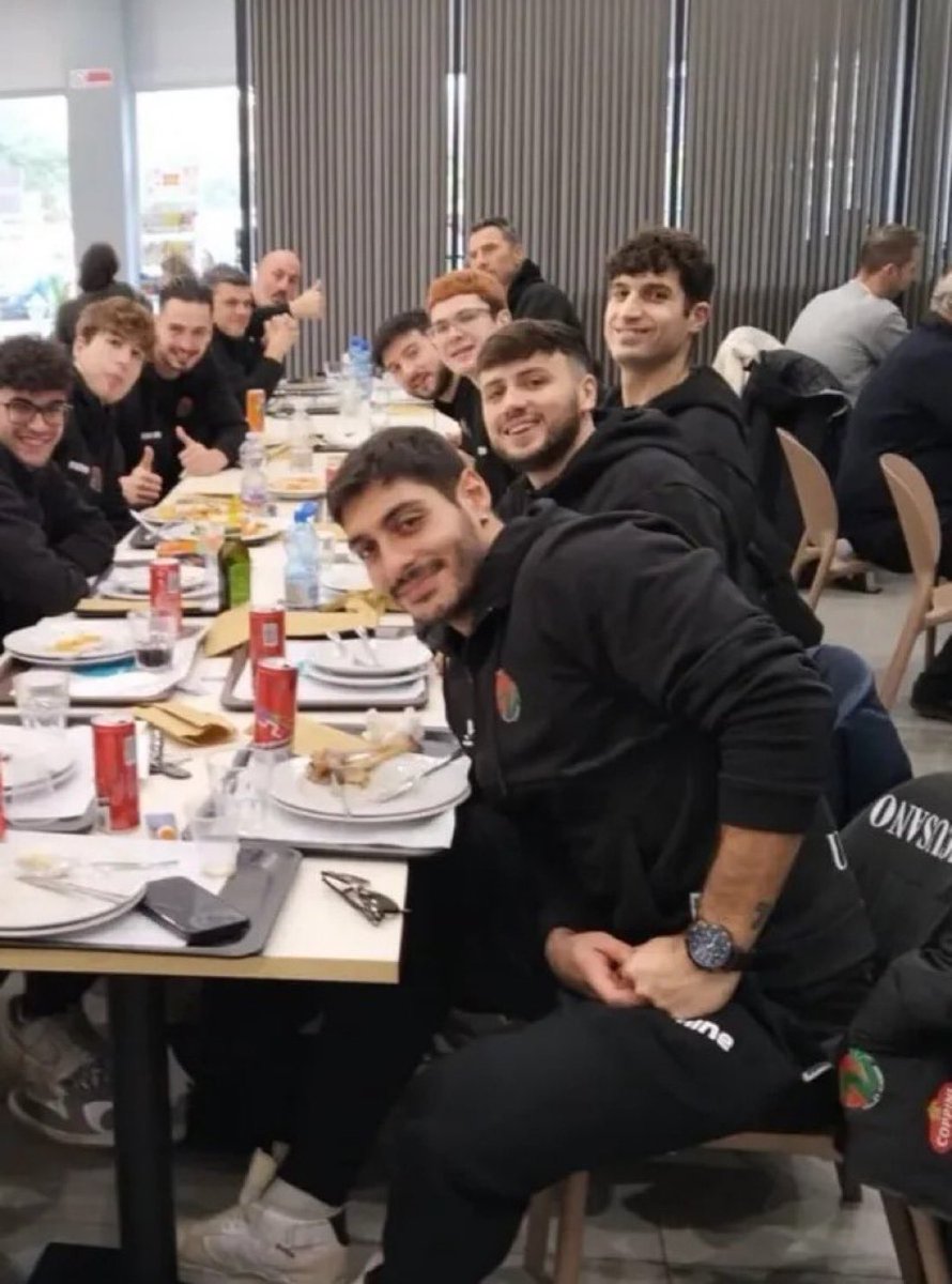 LaSappi3's tweet photo. Ormai ci siamo!
Tutto pronto!
Tutto apparecchiato…non ci resta che gustarci il match!😎
Buon appetito!🙌✨💪
#GoDragons https://t.co/HmZaQyH8Ds