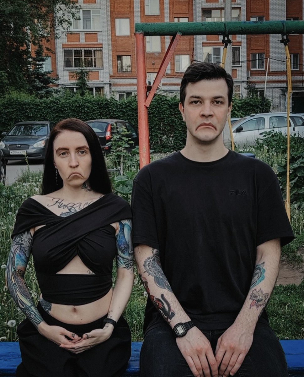 Вот прикиньте Филипп, серьёзный человек, приходит домой с своей работы в бухгалтерии и спрашивает «ну что малая, что там в твиттере произошло за день?» 

А я «ну тут нереально разоблачение, что вау люди друг с другом встречаются…»

А да и некоторые ебут рулет