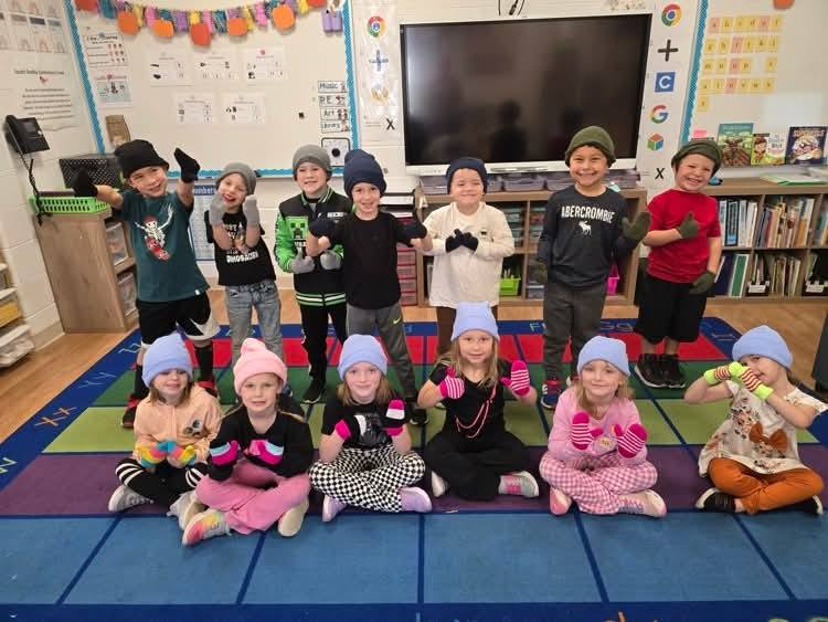 AmericanLegion's tweet image. “If we can just take care of these kids, it takes the stress off mom &amp;amp; dad. Sometimes the littlest things can make a difference.”
In 3 years, Missouri #LegionRiders Chapter 55 has provided around 7,000 students w/ hats, gloves &amp;amp; mittens for the cold winter months.…