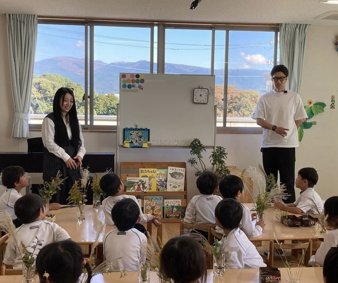 bieiizm33's tweet photo. 《花育》1/3 投稿目｜花を摘む

テーマ：社会の変化と、植物との距離を取り戻す教育

先日、素敵なご縁に導かれ、
富士山が見える静岡県の
このはな保育園にて、花育を行いました。

最初の時間は、花を生ける前に
「花を摘む」ことから始めました。

今の社会では、植物は
��買うもの”“飾るもの”“管理するもの”として扱われ、
1950年以降、植物と暮らしの距離は広がるばかりです。
暮らしの中で植物に直接触れる機会は、
確実に減少しています。

その結果、
季節を感じること、匂いや質感に気づくこと、
自然と向き合う感覚が、
子どもだけでなく、大人の暮らしからも遠ざかっています。

だから美榮が行う花育では、
技術や完成形を教える前に、
季節の植物に触れ、五感で感じる時間を
何よりも大切にしています。

花を摘む行為は、
“いけばな”をするための、ただの準備作業ではなく、
「自然は身近にある」という感覚を思い出すための
教育の入口だと考えています。

このはな保育園の園庭には、
季節の花がたくさん咲いていました。
その園庭で、子どもたちは、
好きな花を、好きな量だけ���好きな長さで摘んでいく。

同じ園庭、同じ植物でも、
摘まれた花はひとつとして同じ形はなく、
それぞれの感性による、
独自の世界が広がっていました。

これは、すべての子どもに必要な
「感性の土台」を育てる時間。

華道家である私が、物心ついた���に
祖母からいけばなを教わった体験と、
本質はまったく同じ教育だと感じています。

つづく…
