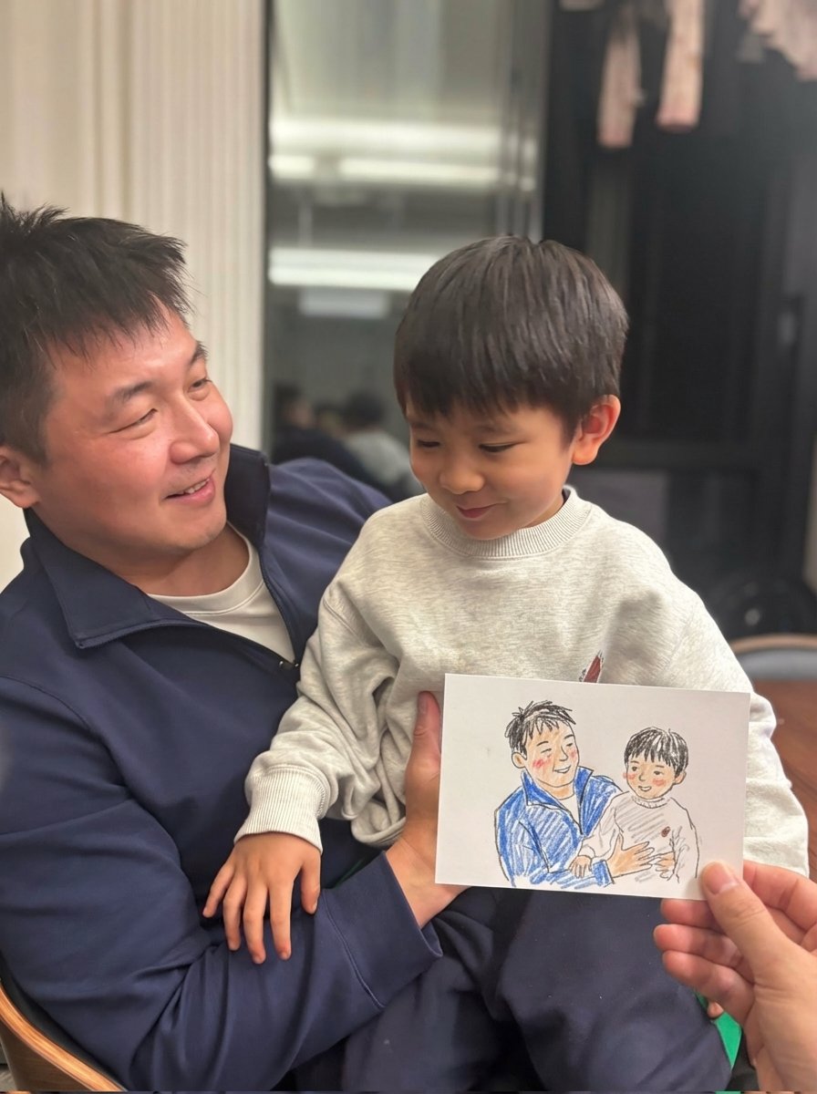 Datou's tweet image. “在画面的右下角添加一只手拿着一张白纸小卡片，小卡片上面是照片内容的丑丑的蜡笔简笔画”
🍌