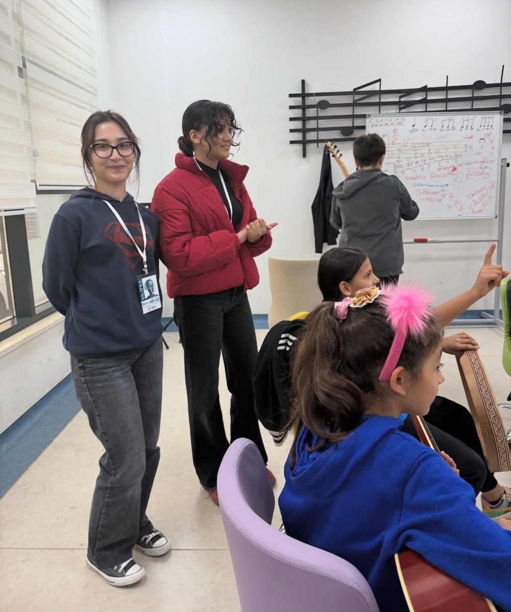 Genç AR-GE öğrencilerimiz 3 Aralık Dünya Engelliler Günü’nde Silifke Gençlik Merkezi’nde sahnedeydi. Müzik, empati ve gönüllülükle özel çocuklara unutulmaz anlar yaşattılar.

<a href="/MersinMEM/">Mersin İl Millî Eğitim Müdürlüğü</a> 
<a href="/Muhammed0744/">Muhammed ÖZDEMİRCİ</a> 
<a href="/SilifkeArGe/">Silifke Mem</a> 
<a href="/kltiinerolu/">Fevzi Kültiğin Eroğlu</a> 
<a href="/TevfikfikretyZ/">Tevfikfikretyıldız</a>