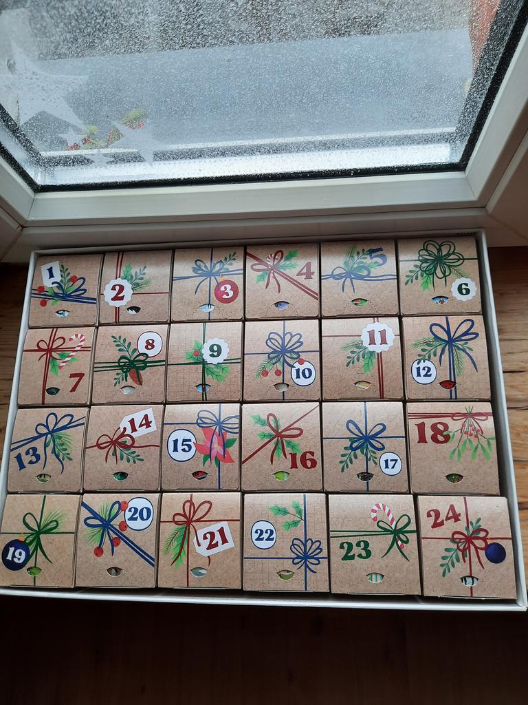 Schaut, ich hab von meiner jüngsten Tochter, einen Puzzle-Adventkalender bekommen, jeden Tag ein kl. Puzzle, dass ein Land sympolisiert!🥰